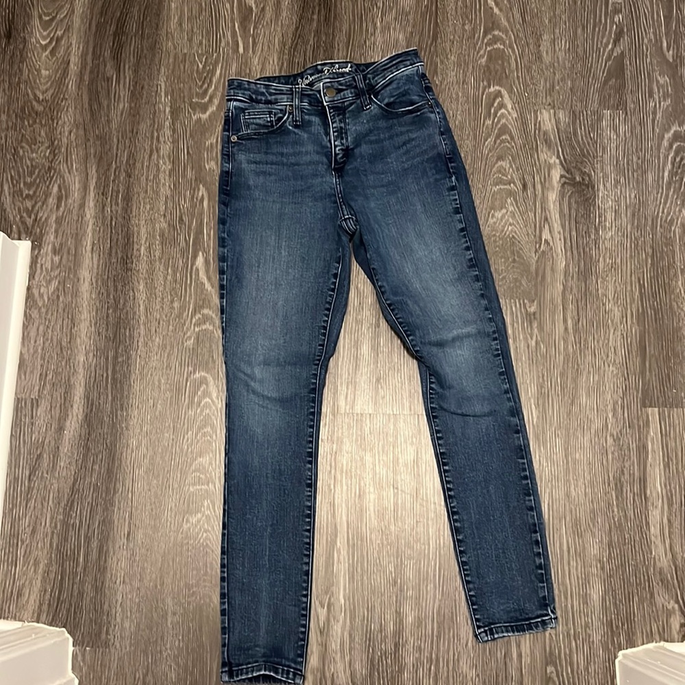 Universal Thread Women’s Skinny Jeans from Target. Size 4 short.